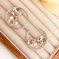 Primer plano de pendientes de aro plateados con flores 3D en un joyero de terciopelo suave - Cobre Bañado en Oro / Plata (A0640B)