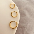 Gedetailleerde close-up van drie maten gouden kralen oorringen op een presentatieblad - 1.3cm (Buitendiameter) / Goud (18K Verguld)