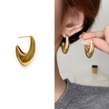 Chic 18k vergoldete Flüssigmetall Hakenohrringe mit Spiegelglanz am Modell - Gold Plattiertes Kupfer / Gold