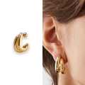 Pendientes de botón dorados de doble capa en forma de C en plano y en una modelo - Cobre Bañado en Oro / Dorado (A0640C)