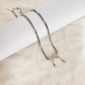 Detailansicht der silbernen Schleife mit Zirkonia an einer minimalistischen Gliederkette - Silber