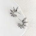 Detail van zilveren zonnestraal oorbellen met een gepolijste afwerking op wit - Zilver Groot Met Letters (A0803C)