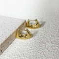 Makroaufnahme vergoldeter dicker Dreiecks-Ohrringe mit polierter Oberfläche auf weißem Grund - Minimalistische geometrische U-Form Gold (A0830B)