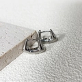 Detailansicht breiter gewölbter geometrischer Ohrringe in Silber auf einem Steinsockel - Minimalistische geometrische U-Form Silber (A0830B)