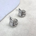 Dettaglio di orecchini geometrici a cerchio in argento con trama a onde stratificate - Design con Trama a Ondine (A0839B Argento) / Argento