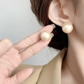 Gros plan d'élégantes boucles d'oreilles perles dorées de 14mm sur l'oreille avec tiges argent - Moyen 16mm (Tige en Argent 925) / Or Champagne (A0801A)