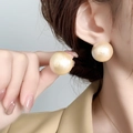 Détail de la boucle d'oreille perle champagne géante montrant la texture satinée mate - Grand 20mm (Tige en Argent 925) / Or Champagne (A0801A)