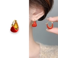 Elegantes pendientes de oro en forma de U con colgante de gota de esmalte rojo pulido - Rojo Encantador