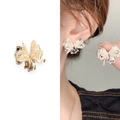 Elegante Schmetterlingsstecker mit Perlenbesatz in Gold- und Silberoptik - Silber Weiß