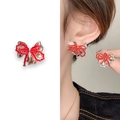 Elegante Ohrstecker mit roten Perlen in Schmetterlingsform und Silberoberfläche - Silber Rot