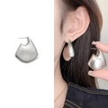 Pendientes geométricos huecos de plata martillada con diseño abstracto de abanico irregular - Plata Cepillada