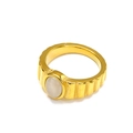 Dettaglio anello placcato oro 18k con pietra occhio di gatto ovale e texture ondulata - Number 6 / Oro Pietra Occhio di Gatto Bianca