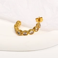 Detail van C-vormige gouden oorringen met ingelegde ronde zirkonia edelstenen - Goud Wit Zirconia