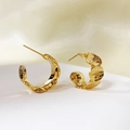 Dettaglio di orecchini dorati a C con dischi rotondi dalla trama martellata lucida - Rame Placcato Oro Vero 18K / Oro