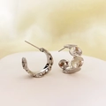 Dettaglio di orecchini geometrici a forma di C color argento con design a dischi giuntati - Rame Placcato Oro Vero 18K / Argento