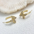 Makroaufnahme goldener Blumenohrringe mit Zirkonbesatz und gedrehter Seilstruktur - Gold