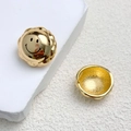 Detail von vergoldeten Smiley-Ohrsteckern mit Wellenrand und strukturierter Rückseite - Gold (A0420C)