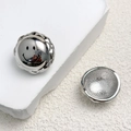 Nahaufnahme der S925 Sterling Silber Smiley-Ohrstecker mit poliertem Spiegel-Finish - Silber (A0420C)