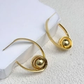 Detailaufnahme goldener Spiral-Kugelohrring mit S925-Stempel auf minimalistischem Stein - Spiralball-Stil (A0420B) / Gold