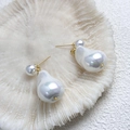 Dettaglio macro degli orecchini con perle barocche francesi su corallo bianco - Oro con perla bianca