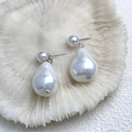 Dettaglio del marchio S925 su orecchini con perle barocche e finitura iridescente - Argento Perla Bianca