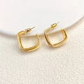 Vista macro de pendientes de aro cuadrados retorcidos con baño de oro de 18 quilates - Dorado (A0320C)