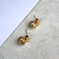 Dettaglio di orecchini a lobo placcati oro 18K con sfera testurizzata e chiusura quadrata - Rame Placcato Oro Vero 18K / Oro