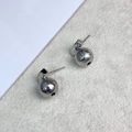 Dettaglio di orecchini a sfera in argento con texture verticale e placcatura in oro 18K - Rame Placcato Oro Vero 18K / Argento