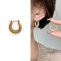 18K vergulde oorringen met micro-geplaveide zirkoon getoond op een model voor vrouwen - Goud