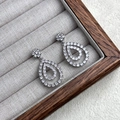 Dettaglio di orecchini a goccia a doppio strato con pavé di cristalli e placcatura oro 18K - Rame Placcato Oro + Zircone / Argento (A0628C)