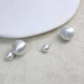 Detalle de los pendientes de doble esfera en metal cepillado plateado mate sobre textura - Plata Cepillada (A0601C)