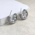 Detail van C-vormige oorbellen met zirkonia-pave en vijf witte parels op een blok - Zilver (A0504B)