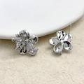 Vista macro dettagliata degli orecchini a fiore in argento S925 con zirconi e petali lucenti - Argento