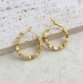 Vue détaillée de boucles d'oreilles créoles perlées plaquées or 18 carats sur pierre - 2.8mm(A0509A) / Doré