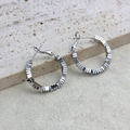 Détail des créoles argentées avec perles carrées géométriques sur une surface en pierre - 2.8mm(A0509A) / Argenté