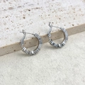Détail de boucles d'oreilles créoles argentées à perles cubiques sur pierre texturée - 2.2mm(A0505C) / Argenté