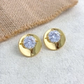 Dettaglio macro di orecchini a disco placcati oro con zirconi taglio brillante tondi - Stile Tondo Dorato (A0503C)