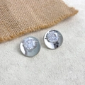Dettaglio di orecchini a perno con grande zircone rotondo e castone in argento classico - Stile Tondo Argentato (A0503C)