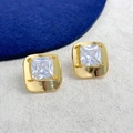 Dettaglio di orecchini a lobo quadrati in zircone con placcatura oro su base ruvida - Stile Quadrato Dorato (A0501C)