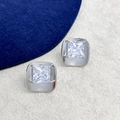 Dettaglio macro degli orecchini a lobo quadrati in zirconia con montatura a 4 griffe - Stile Quadrato Argentato (A0501C)