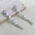 Detalle de pendientes largos con perlas blancas y gotas de circón brillante - Plata (A0643A)