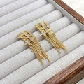 Detailaufnahme goldener Quastenohrringe mit funkelnden Zirkonia und venezianischen Ketten - Verflochtene geometrische Quaste Gold (A0620A)