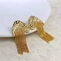 Primer plano de pendientes de borla dorados con textura martillada y baño de oro de 18 quilates - Dorado (A1002-07C)