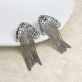 Detalle de pendientes plateados con textura martillada y largas borlas de cadena - Plata (A1002-07C)