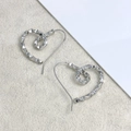 Dettaglio degli orecchini a cuore a spirale in argento con trama metallica lucida - Argento (A0409B)