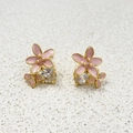 Dettaglio di orecchini a fiore in smalto rosa con zirconi su base placcata oro 18k - Fiore d'Oro Rosa (A0342C Oro Rosa)
