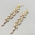Detailansicht goldener Quastenohrringe mit Marquise- und runden Zirkonia-Steinen - Goldblatt-Quasten-Stil (A1401-01A)