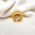 Détail de la bague multicouche dorée avec finition perlée et anneau ajustable ouvert - Ouvert Réglable / Doré