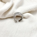 Détail d'une bague multicouche argentée avec texture perlée sur du lin blanc - Ouvert Réglable / Plaqué or blanc (Argent)