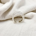Vue détaillée d'une bague argentée à textures perlées sur un fond de tissu beige - Ouvert Réglable / Argent